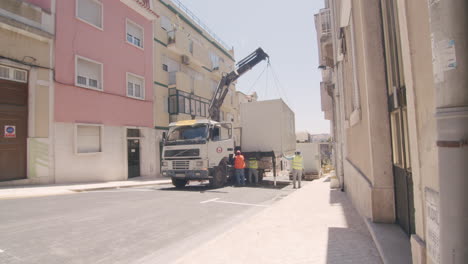 Truck-lifting-a-container