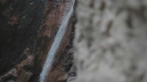 Wasserfall-Stürzt-über-Braunen-Kalksteinfelsen
