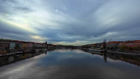 Panorama-Landschaft-Der-Moldau,-Karlsbrücke,-Aussichtspunkt-Am-Wasser-In-Prag,-Tschechische-Republik,-Historische-Architektur-Am-Wasser