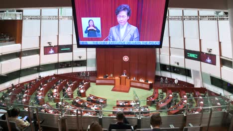 Carrie-Lam,-Ex-Directora-Ejecutiva-De-Hong-Kong,-Aparece-En-Una-Pantalla-Mientras-Pronuncia-Su-Discurso-Político-Anual-En-La-Cámara-Principal-Del-Consejo-Legislativo-En-Hong-Kong.