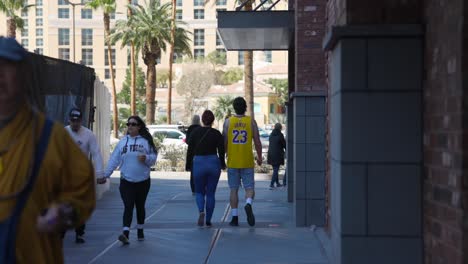 Los-Turistas-Caminan-Por-La-Acera-En-El-Centro-De-Las-Vegas,-Escena-De-La-Calle-De-Estilo-De-Vida