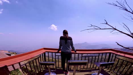 Schönes-Junges-Mädchen-Genießt-Die-Aussicht-Am-Aussichtspunkt-Hill-Stop