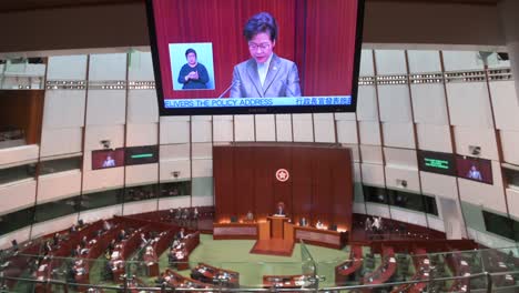 Carrie-Lam,-Ehemalige-Regierungschefin-Von-Hongkong,-Ist-Auf-Einem-Bildschirm-Zu-Sehen,-Während-Sie-Ihre-Jährliche-Politische-Ansprache-Im-Sitzungssaal-Des-Legislativrats-In-Hongkong-Hält.