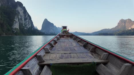 Time-lapse-view-of-boat-in-Khao-Sok-National-Park,-Surat-Thani,-Thailand