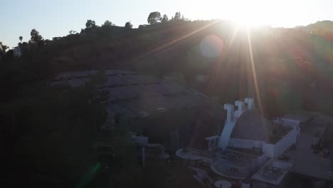 Toma-Aérea-Panorámica-Amplia-Del-Hollywood-Bowl-Con-Destellos-De-Lente-Durante-La-Puesta-De-Sol-En-Los-Ángeles,-California.