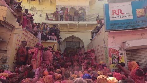 Pov-Disparó-A-Muchos-Hombres-Jugando-Holi-Abajo-Y-Esperando-Entrar-Al-Haveli-Y-Los-Hombres-De-Arriba-Son-Bienvenidos,-Los-Hombres-Que-Estaban-Abajo-Sonaron