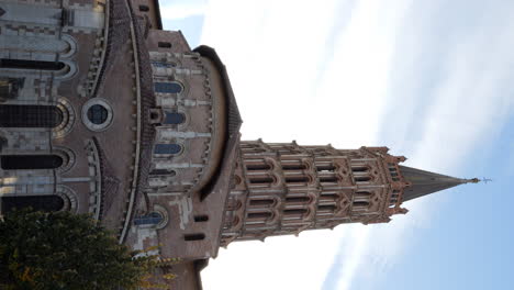 Vista-Vertical-De-La-Basílica-Del-Campanario-De-Saint-Sernin-En-Toulouse,-Francia.