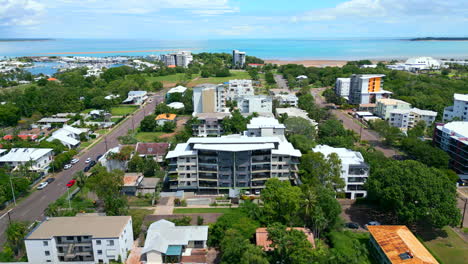 Luftaufnahme-Eines-Mehrstöckigen-Apartmentkomplexes-Mit-Drohne,-Der-Zurückgezogen-Wird,-Um-Den-Panoramablick-Auf-Den-Küstenvorort-In-Darwin,-NT,-Australien-Freizugeben