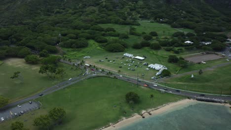 Luftaufnahme-Einer-Drohne-Von-Hawaii-An-Der-Küste,-Vergrößerter-Blick-Auf-Die-Autobahn