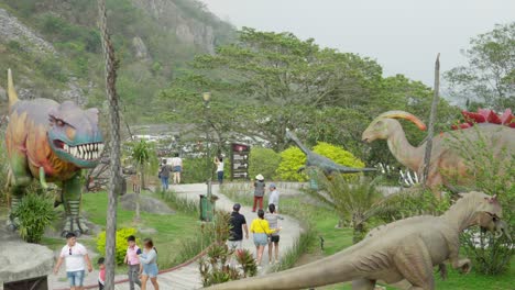 Dinosaurierpark-In-Orizaba,-Leute,-Die-Spaß-Haben