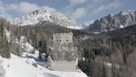 Impresionantes-Vistas-Aéreas-De-Las-Ruinas-Del-Castillo-De-Andraz-En-Los-Pintorescos-Bosques-De-Las-Montañas-Dolomitas