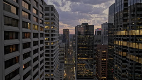 Calgary-Ab-Canada-Drone-épico-V64-Aéreo-Vuela-Entre-Los-Rascacielos-Del-Centro-De-La-Ciudad-En-5-Ave-Sw,-Vista-Aérea-Que-Captura-El-Paisaje-Urbano-Iluminado-Contra-El-Cielo-Del-Atardecer,-Filmado-Con-Mavic-3-Pro-Cine---Julio-De-2023