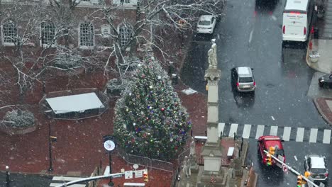 Schneekugel-Schwirrt-über-Dem-Amerikanischen-Stadtplatz-Mit-Weihnachtsbaum