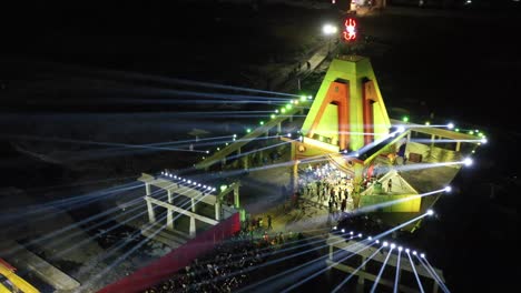 Luftaufnahme-Einer-Großen-Lichtshow-Mit-Drohnen-Im-Ramnath-Mahadev-Auf-Dem-Maha-Shivratri-Tempel.-Viele-Menschen-Sind-Zu-Sehen