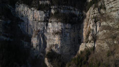 Altas-Rocas-Masivas-De-Las-Cascadas-Seerenbachfälle-En-Los-Alpes-Suizos.