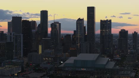 Vista-De-Drones-Del-Centro-De-Houston,-Texas-Por-La-Noche