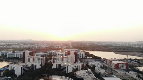 Puesta-De-Sol-Amarilla-Dorada-Aérea-Sobre-Chennai-Durante-El-Encierro