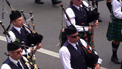 Nahaufnahme-Der-Brisbane-Pipe-Band,-Dudelsackspieler-Und-Trommler-In-Traditioneller-Kleidung,-Die-Während-Der-Jährlichen-Tradition-Der-Anzac-Day-Parade-Dudelsäcke-Und-Trommeln-Für-Die-Stadt-Brisbane-Spielen