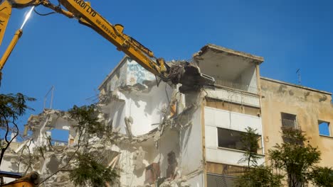 Excavadora-Con-Brazo-Largo-Demoliendo-Un-Antiguo-Edificio-En-Tel-Aviv-Jaffa,-Israel