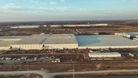 Langsamer-Luftangriff-Auf-Fords-Megacampus,-Blueoval-City-Bei-Sonnenuntergang-In-Stanton,-Tennessee