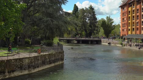 Ein-Symbolträchtiger-Fluss-Von-Annecy-Fließt-Direkt-In-Den-See-Von-Annecy