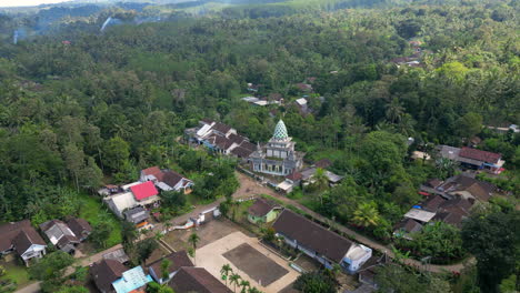 Das-Motorrad-Fährt-Durch-Ein-Bergdorf-In-Der-Nähe-Des-Rutschigen-Banyuwangi-In-Indonesien