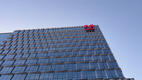 Adobe-World-Headquarters-Gebäude-Und-Logo-Vor-Blauem-Himmel