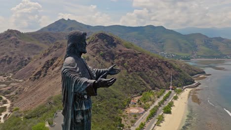 Primer-Plano-De-La-Estatua-De-Cristo-Rei-De-Dili-Y-Las-Playas-De-Cabo-Fatucama,-Dili,-Timor-Oriental