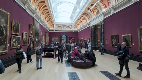 Visitors-At-The-Central-Hall-Of-National-Gallery-Art-Museum-In-Westminster,-London,-UK