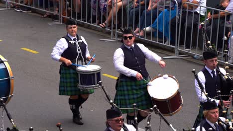 Banda-De-Gaitas-De-Brisbane,-Gaiteros-Y-Bateristas-Con-Atuendos-Tradicionales,-Tocando-Gaitas-Y-Tambores-Para-La-Ciudad-De-Brisbane-Durante-La-Tradición-Anual-Del-Desfile-Del-Día-De-Anzac,-Primer-Plano