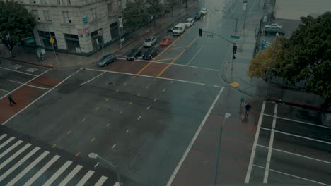 People-crossing-street-in-los-angeles