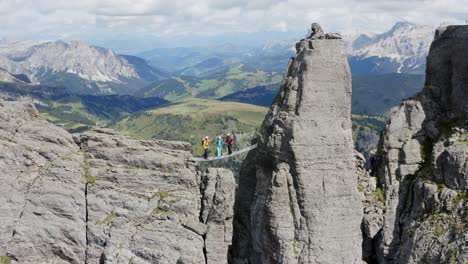 Trekkingteam-Erlebt-Höhen-Hängebrücken-Herausforderung-In-Epischen-Dolomitenbergen