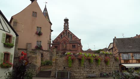 Der-Saint-Léon-Platz-In-Eguisheim-Wird-Vom-Schloss-Dominiert-Und-In-Der-Mitte-Steht-Ein-Brunnen-Mit-Einer-Statue-Des-Heiligen