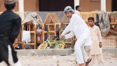 Einheimische-Kinder-Spielen-Cricket-In-Den-Straßen-Von-Jaipur