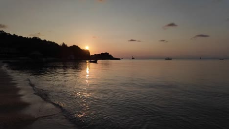 Tranquil-shores-of-Koh-Tao,-Thailand,-captured-at-sunset,-with-the-evening-sun's-rays-reflecting-on-the-water