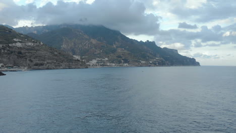 Drone-shot-over-the-coast-of-Amalfi,-Italy