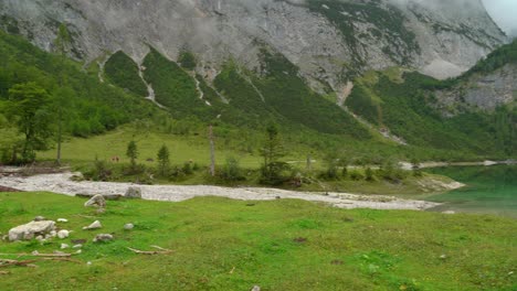 Menschen-Gehen-In-Der-Nähe-Eines-Wanderweges-In-Der-Region-Gosausee-Spazieren