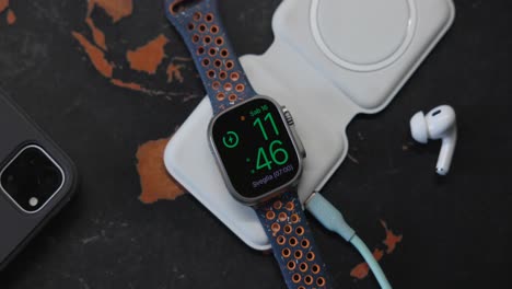 Colocar-El-Apple-Smart-Watch-Ultra-2-En-Una-Base-De-Carga-Magnética-Inalámbrica.
