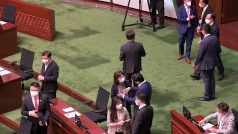 Los-Legisladores-De-Hong-Kong-Llegan-A-La-Cámara-Principal-Momentos-Antes-De-La-Llegada-Del-Jefe-Del-Ejecutivo-Al-Edificio-Del-Consejo-Legislativo-En-Hong-Kong.