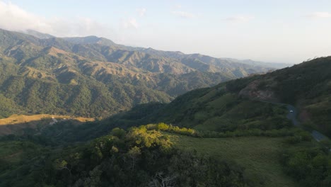Luftaufnahmen-Zeigen-Endlose-Grüne-Bergtallandschaft-Monteverde-Costa-Rica-Zentralamerika