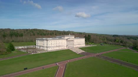 Ultraweite-Aufnahme-Der-Parlamentsgebäude-Von-Stormont,-Belfast