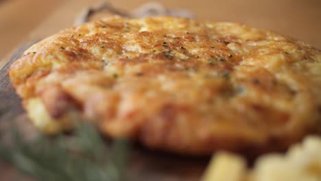 traditional-slovenian-cheese-omlette,-lefd-pan,-shallow-depth-of-field,-closeup