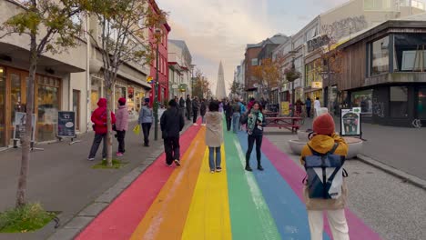 Los-Turistas-Toman-Fotos-De-Rainbow-Street-Y-Hallgrimskirkja,-Reykjavik.