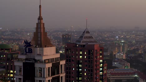 Luftaufnahme-Der-Oberen-Hälfte-Des-UB-Towers-Im-Geschäftsviertel-In-Bengaluru-Mit-Orangefarbenem-Sonnenuntergangshimmel-Im-Hintergrund