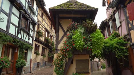 Eguisheim-Ist-Eine-Kleine-Stadt,-Die-Man-Zu-Fuß-Erkunden-Kann