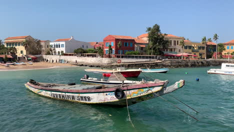 Barcos-De-Pesca-En-El-Pequeño-Puerto-De-La-Isla-De-Goreé,-Frente-A-La-Costa-De-Dakar-En-Senegal.
