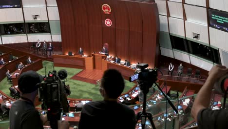 Toma-Panorámica-De-Miembros-De-La-Prensa-Filmando-A-John-Lee-Ka-chiu,-Director-Ejecutivo-De-Hong-Kong,-Pronunciando-El-Discurso-Político-Anual-En-El-Consejo-Legislativo-De-Hong-Kong.