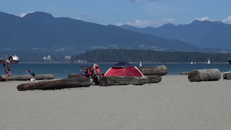 Ein-Im-Wind-Wehendes-Zelt-Mit-Kindern-An-Einem-Strand