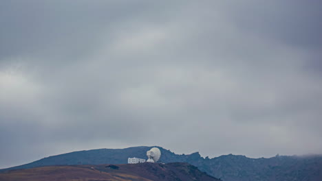 Zeitraffer-Von-Wolken,-Die-über-Hügeln-Aufbrechen,-Stürmischer-Tag-In-Malaga,-Spanien