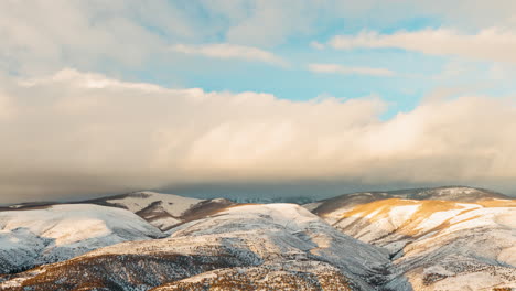 Zeitraffer-Des-Verschneiten-Wintersonnenuntergangs-Mit-Alpenglühen-Und-Tiefen-Wolken-über-Den-Bergen